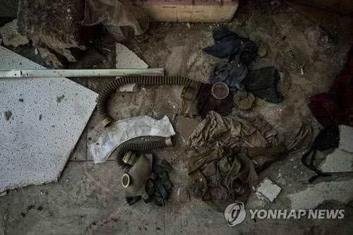 지난달 우크라이나가 탈환한 러시아 점령지 하르키우 이지움에서 발견된 방독면[AP 연합뉴스 자료사진]